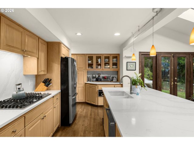 6340 Sw CAMELOT Ln, Portland, OR 97219