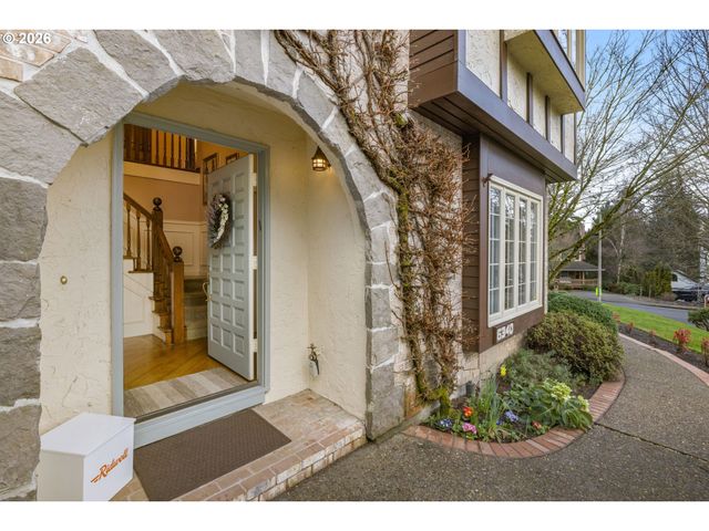 6340 Sw CAMELOT Ln, Portland, OR 97219