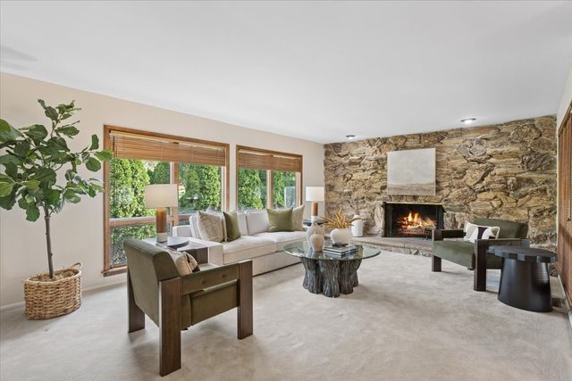 5441 S Edgewood Avenue, La Grange Highlands, IL 60525