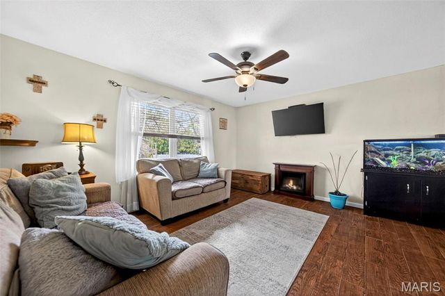 8 Creekwood Drive, St Peters, MO 63376