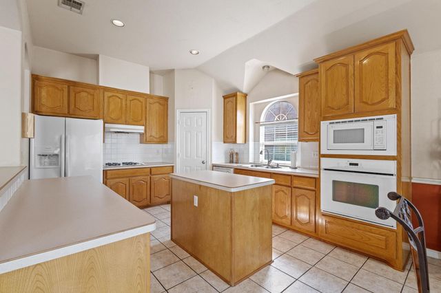 632 Delores Drive, Grand Prairie, TX 75052