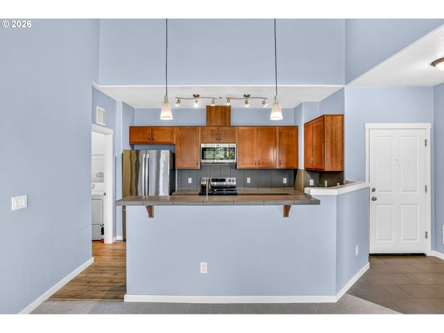 695 Nw FALLING WATERS Ln 404, Portland, OR 97229