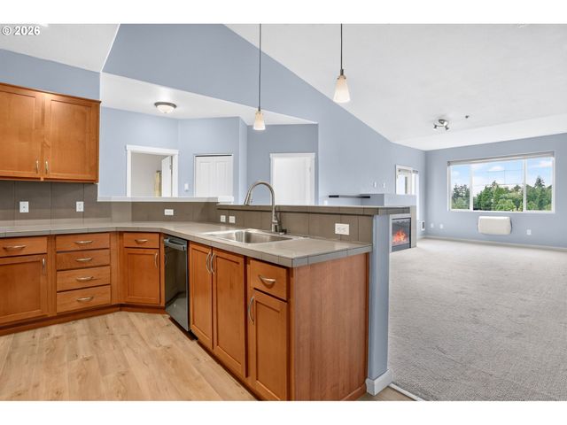 695 Nw FALLING WATERS Ln 404, Portland, OR 97229