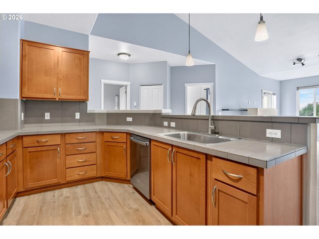 695 Nw FALLING WATERS Ln 404, Portland, OR 97229