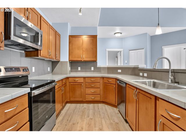 695 Nw FALLING WATERS Ln 404, Portland, OR 97229