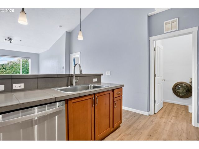 695 Nw FALLING WATERS Ln 404, Portland, OR 97229