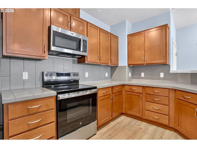 695 Nw FALLING WATERS Ln 404, Portland, OR 97229