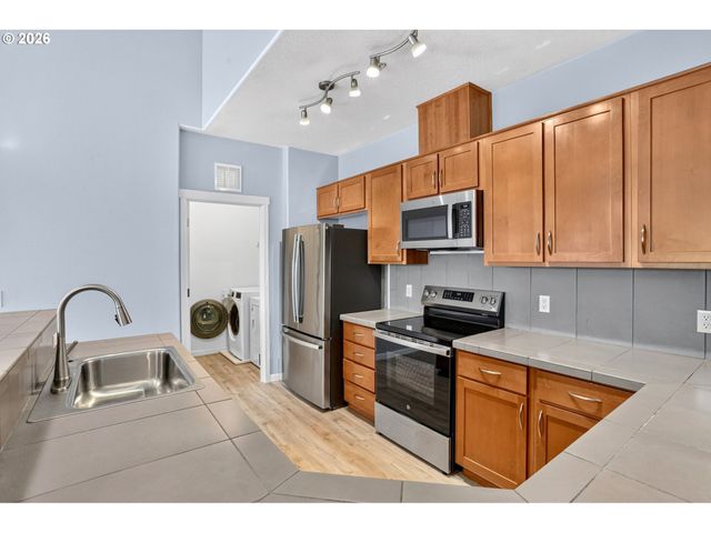 695 Nw FALLING WATERS Ln 404, Portland, OR 97229