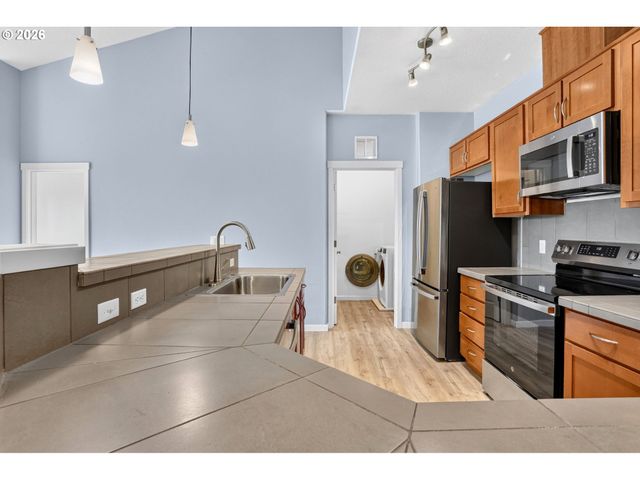 695 Nw FALLING WATERS Ln 404, Portland, OR 97229