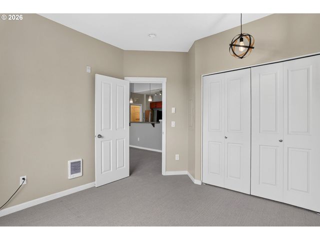 695 Nw FALLING WATERS Ln 404, Portland, OR 97229