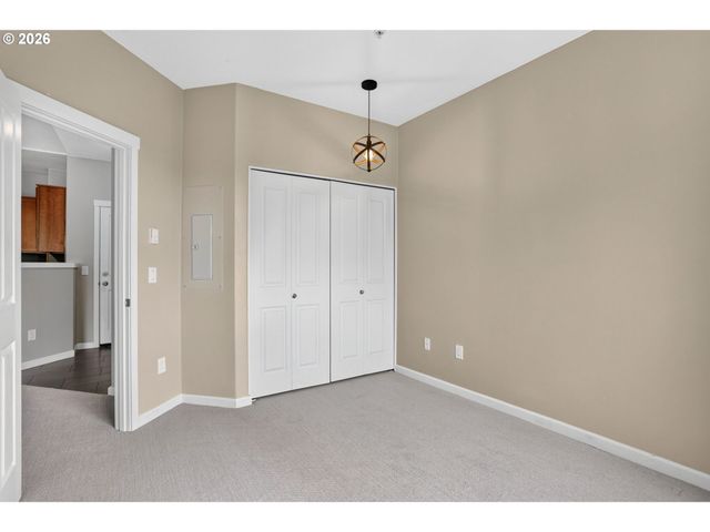 695 Nw FALLING WATERS Ln 404, Portland, OR 97229