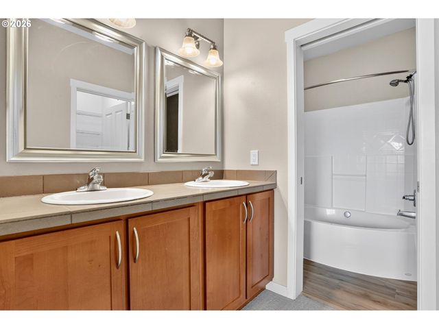 695 Nw FALLING WATERS Ln 404, Portland, OR 97229