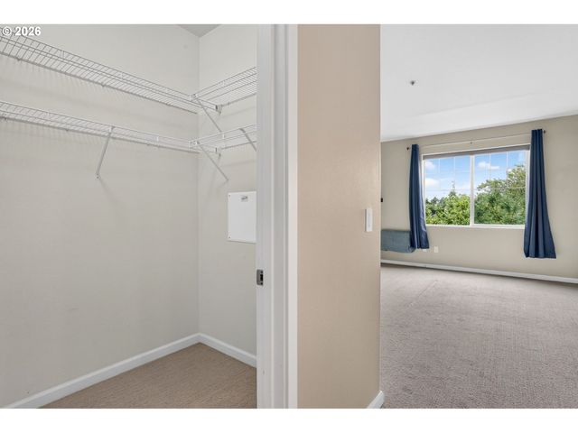 695 Nw FALLING WATERS Ln 404, Portland, OR 97229