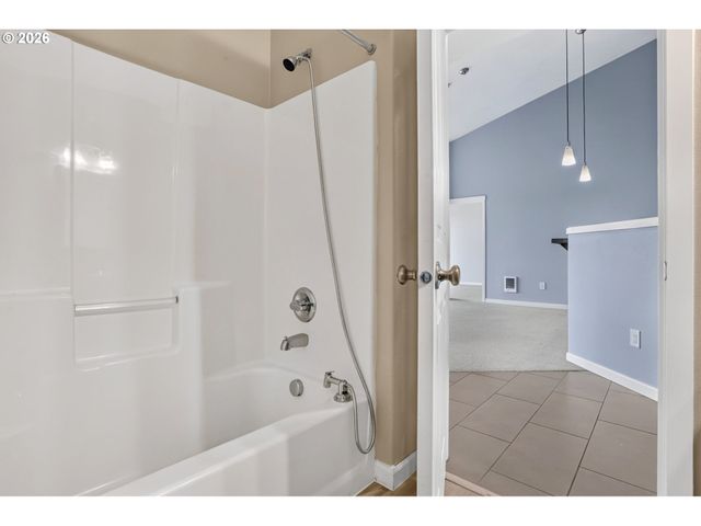 695 Nw FALLING WATERS Ln 404, Portland, OR 97229