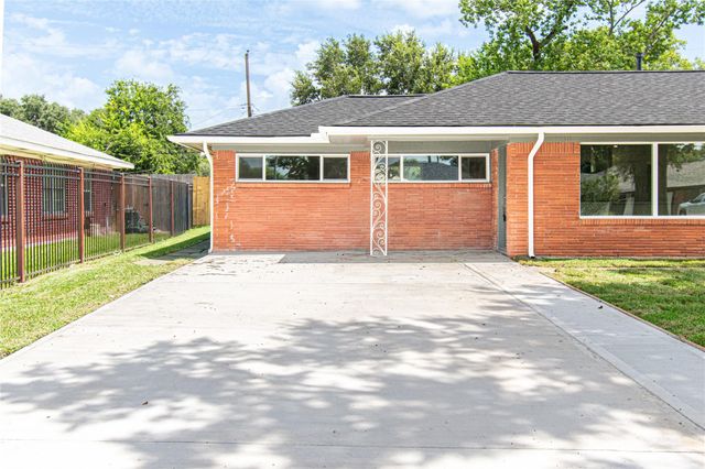 2730 Knotty Oaks Trail, Houston, TX 77045