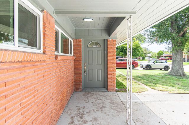 2730 Knotty Oaks Trail, Houston, TX 77045