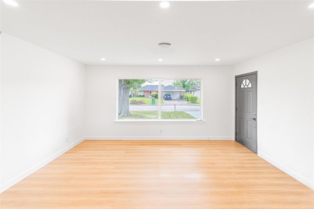 2730 Knotty Oaks Trail, Houston, TX 77045