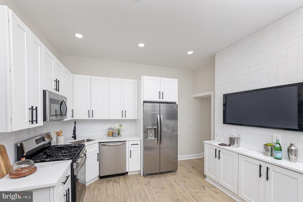 Image 10 of property listing at 2129 MOUNT HOLLY ST, Baltimore, MD 21216