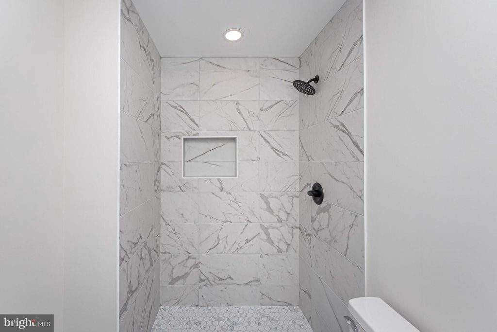 Image 13 of property listing at 2129 MOUNT HOLLY ST, Baltimore, MD 21216