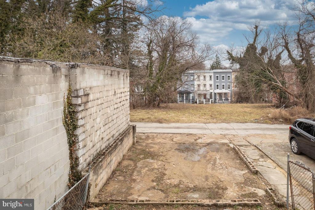 Image 35 of property listing at 2129 MOUNT HOLLY ST, Baltimore, MD 21216