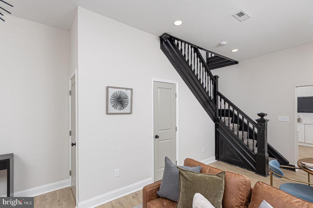 Image 6 of property listing at 2129 MOUNT HOLLY ST, Baltimore, MD 21216