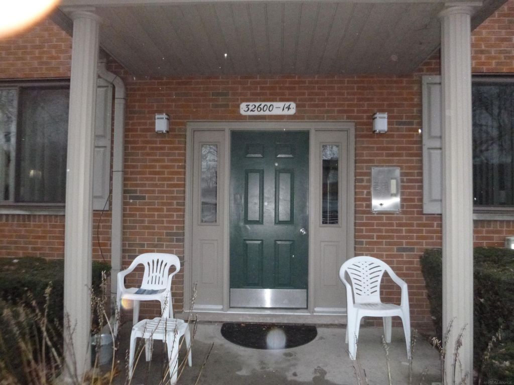 32608 Harper Avenue, St Clair Shores, MI 48082