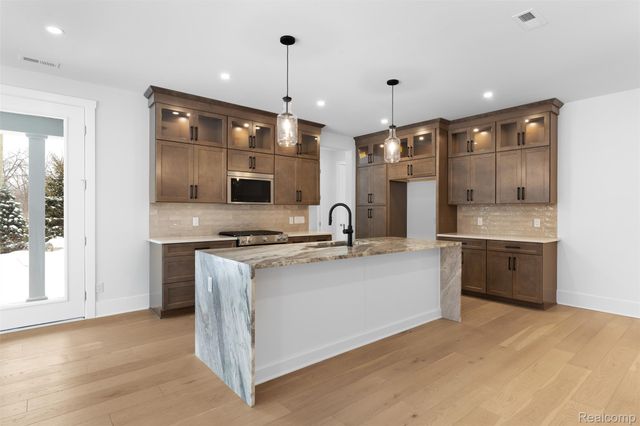 108 Apaloosa, Northville, MI 48167