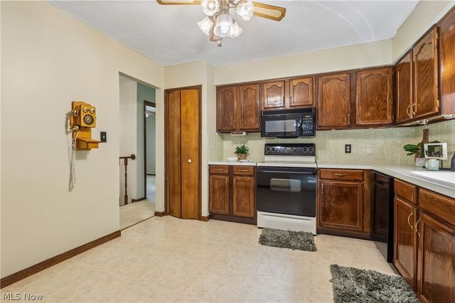 21 W Howe Road, Tallmadge, OH 44278