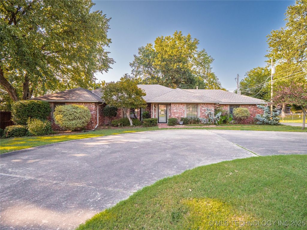 1 Golf View Circle, Mcalester, OK 74501