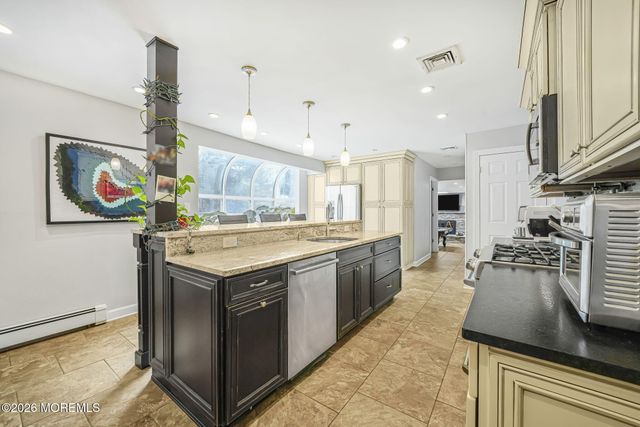 22 Alison Court, Marlboro, NJ 07746