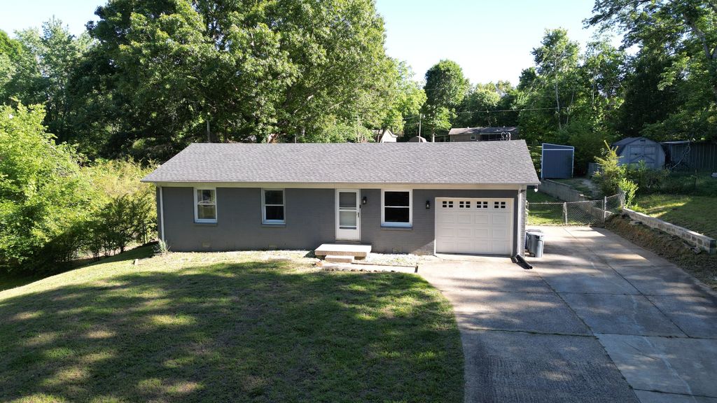 10135 W Oak Dr, Bon Aqua, TN 37025
