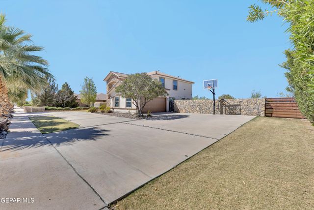 6253 COSECHA LUNA Circle, El Paso, TX 79932
