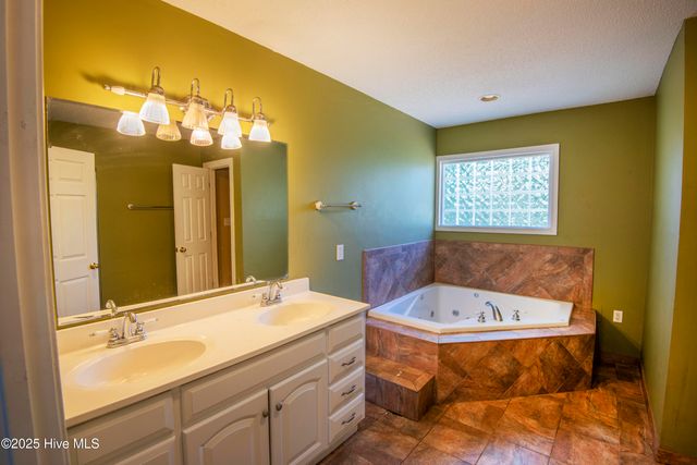 1548 Cambridge, Greenville, NC 27834