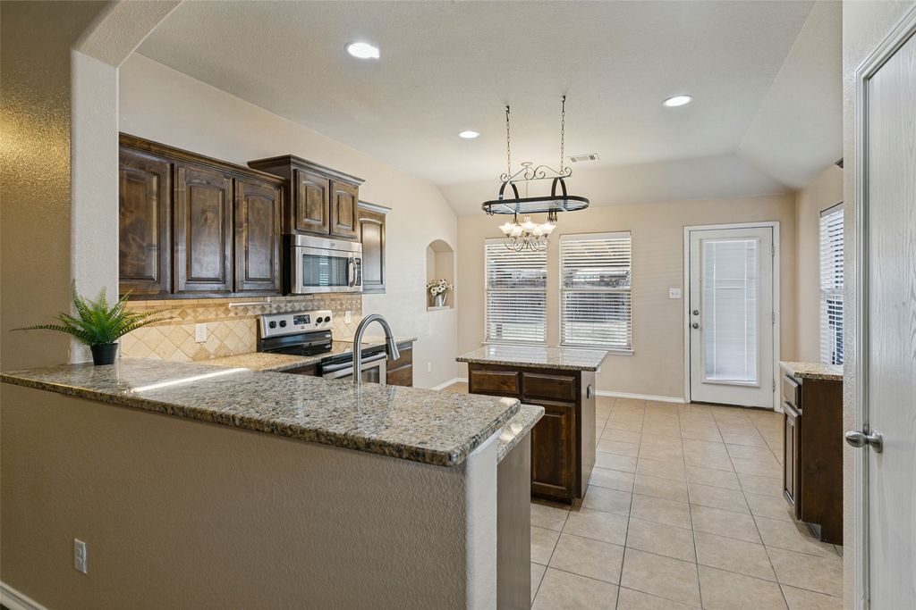 11204 Beechgrove Court, Fort Worth, TX 76140 — photo 5