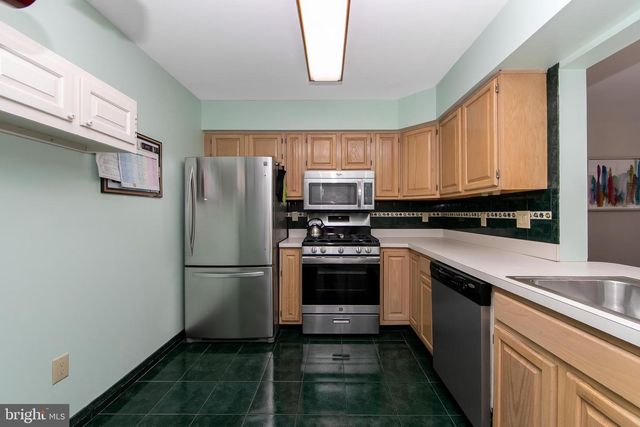140 KETTLEBROOK DR, Mount Laurel, NJ 08054