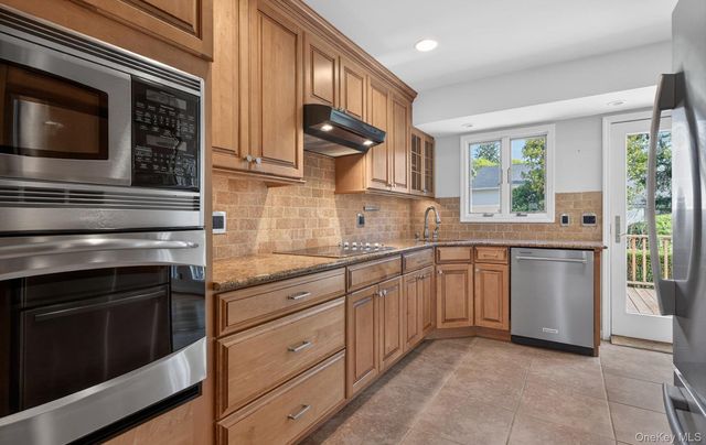 9 Eldridge Place, Glen Cove, NY 11542