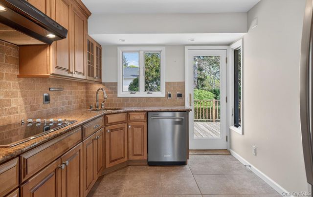 9 Eldridge Place, Glen Cove, NY 11542