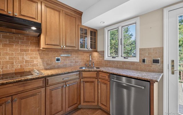 9 Eldridge Place, Glen Cove, NY 11542