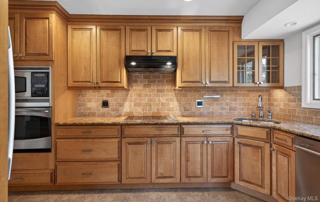 9 Eldridge Place, Glen Cove, NY 11542