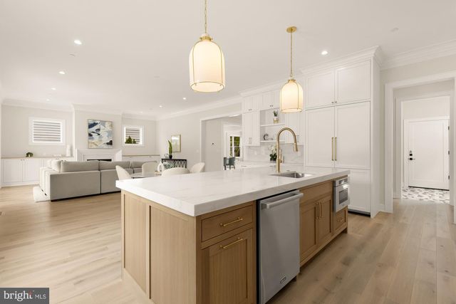 9512 FOREST RD, Bethesda, MD 20814