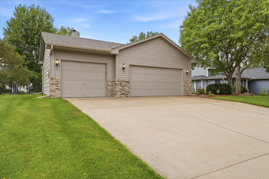 9225 Queens Gardens, Brooklyn Park, MN 55443 — photo 4