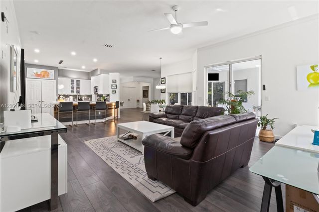 1046 SW 159th Way, Pembroke Pines, FL 33027