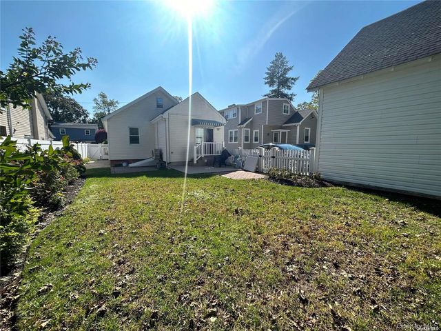 23 Locust Avenue, Bayville, NY 11709