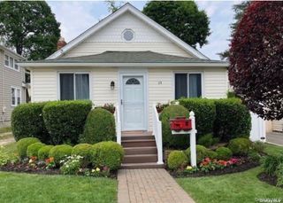 23 Locust Avenue, Bayville, NY 11709