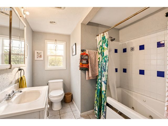 4420 Ne SUMNER St, Portland, OR 97218