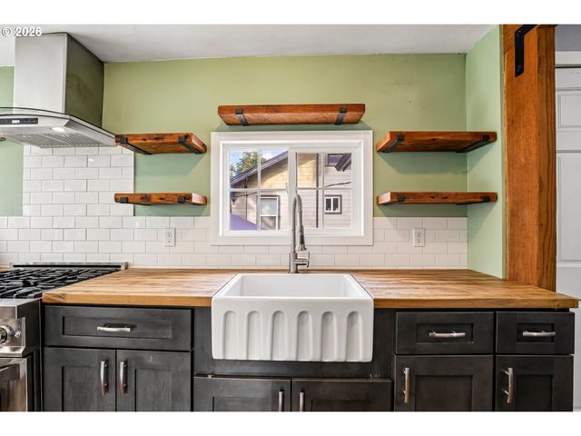 4420 Ne SUMNER St, Portland, OR 97218