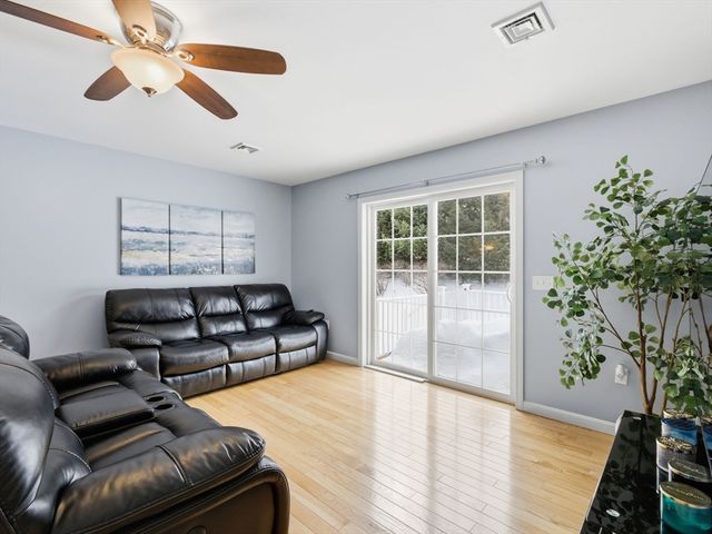 114 Richard Rd 8, Leominster, MA 01453