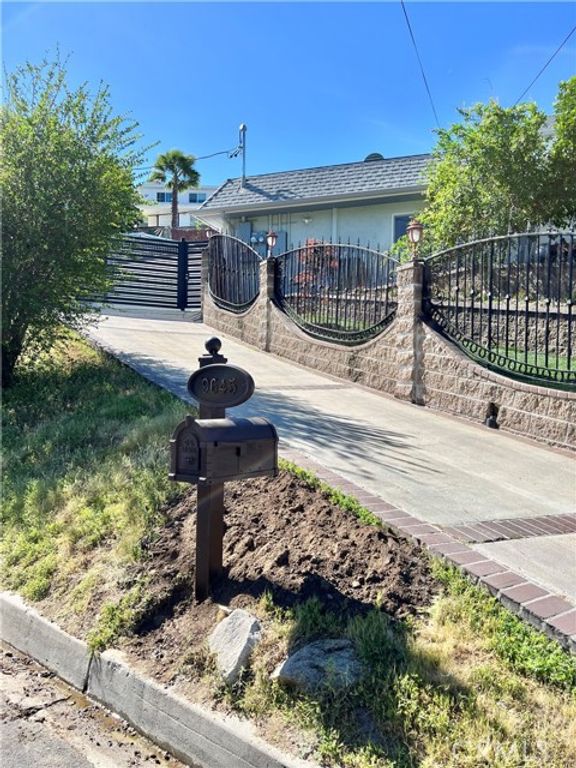 9645 Dale Avenue, Sunland (los Angeles), CA 91040