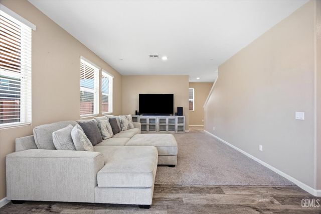 5809 Commonwealth Avenue, Bakersfield, CA 93313