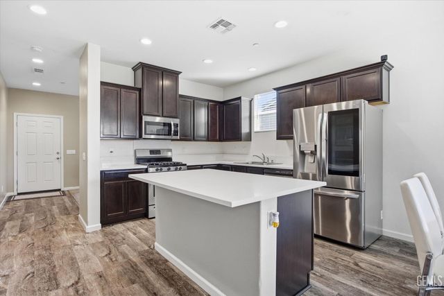 5809 Commonwealth Avenue, Bakersfield, CA 93313